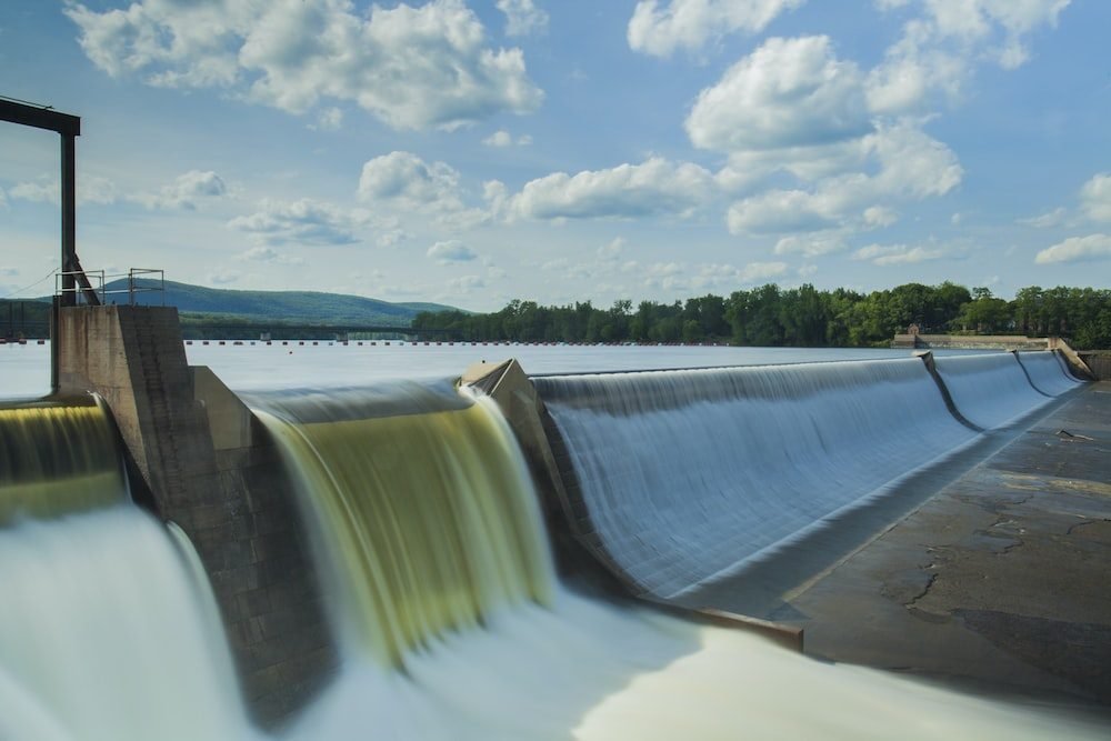 Water regulation structure with controlled overflow